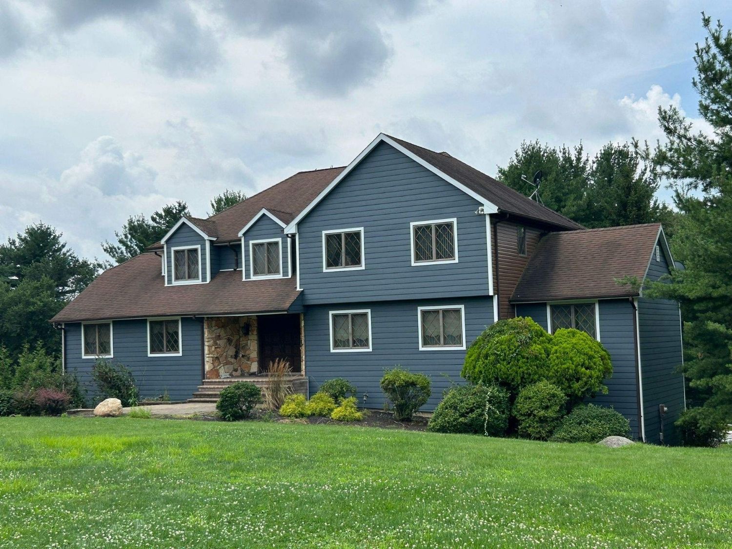Fachada frontal de un proyecto de tipo Edificios de departamentos y rascacielos cerca de Newark - Jersey City por NJ Vinyl Siding and Home Improvement