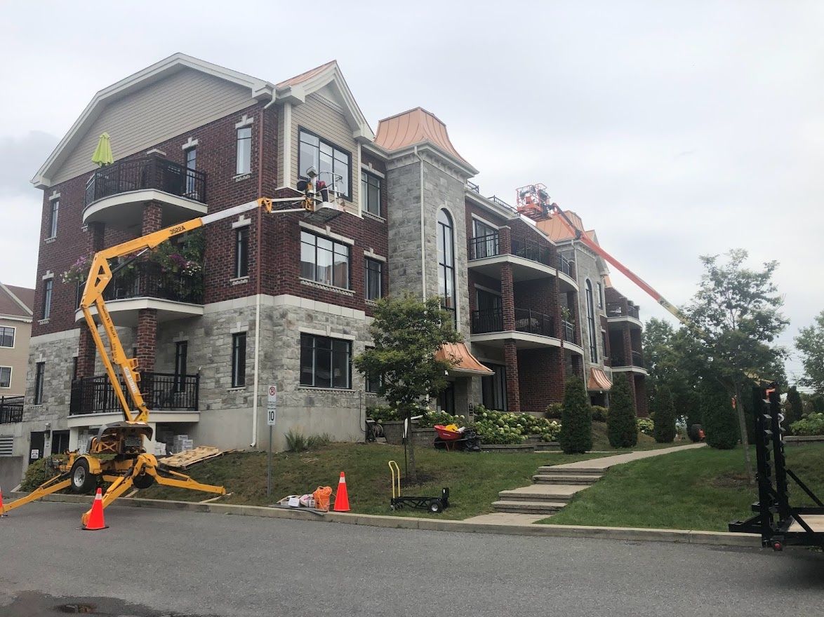 Travaux - Extérieur d'un projet de Calfeutrage près de Montréal/Laval/Longueuil (Grand Montréal) de Calfeutrage Apex Inc