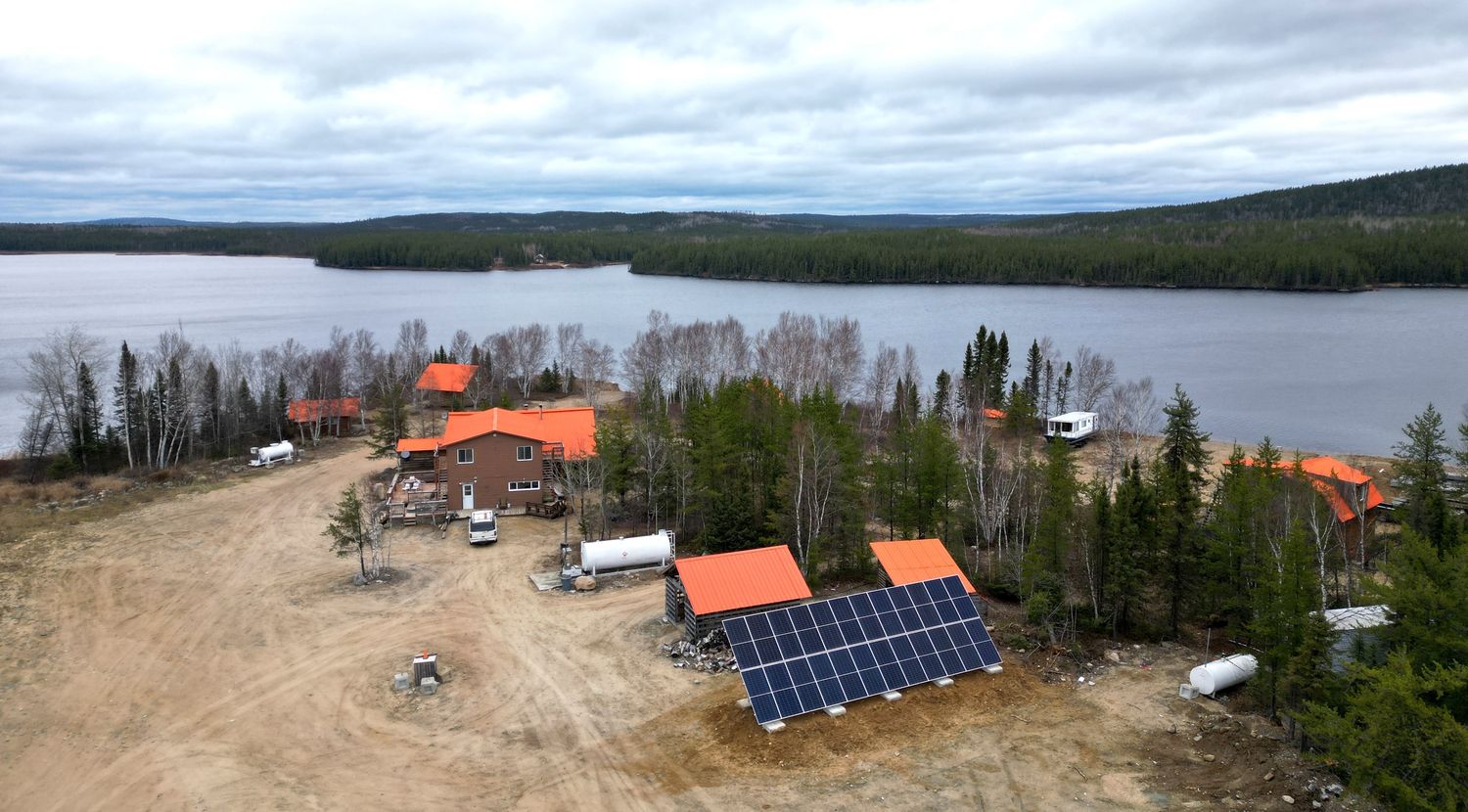 Vue aérienne d'un projet de Systèmes autonomes photovoltaïques près de Trois-Rivières/Shawinigan (Mauricie) de Alternative Solaire inc.