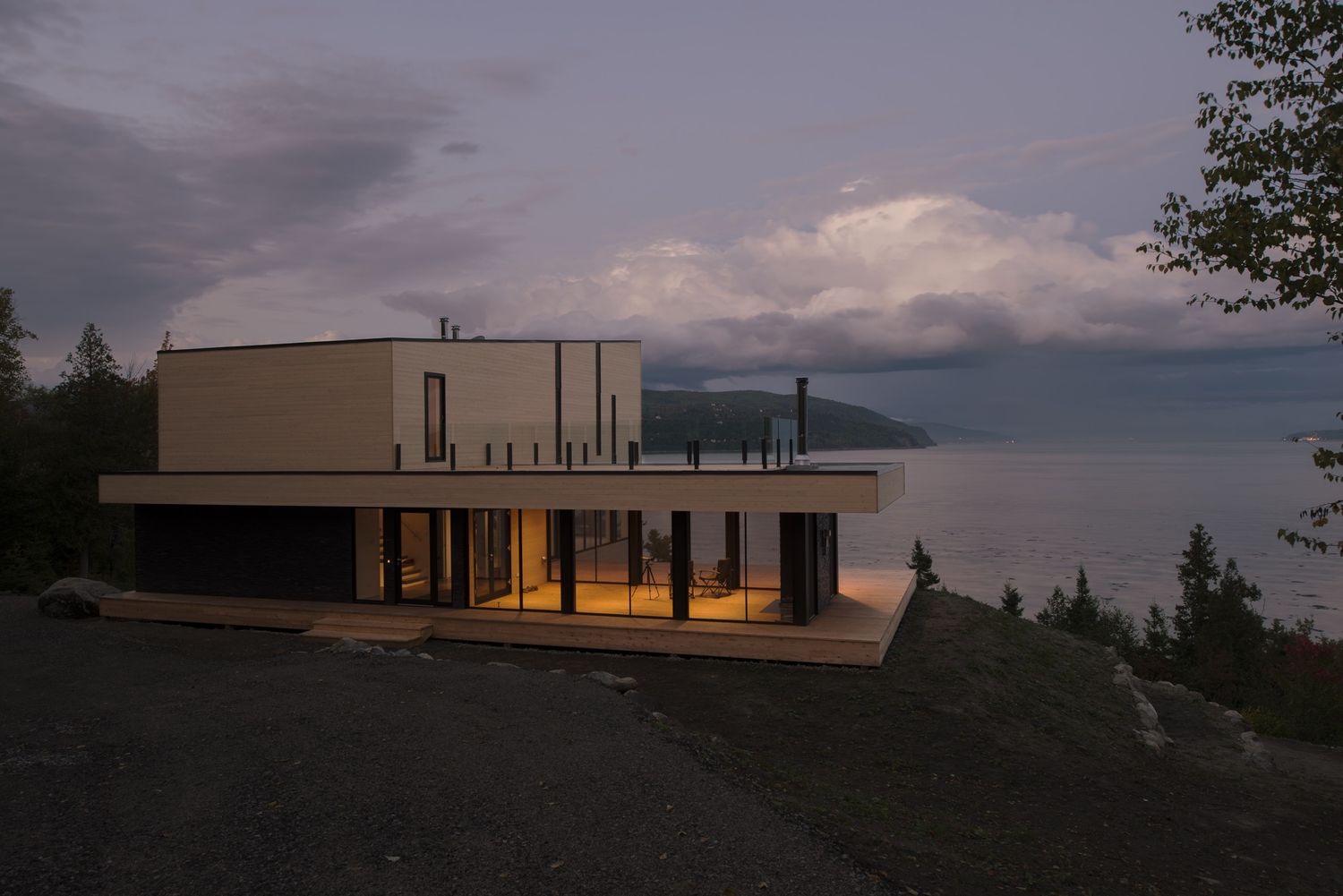 Façade avant d'un projet de Revêtement et parement extérieur près de Québec/Lévis (Ville de Québec) de Groupe SIDEX Inc.