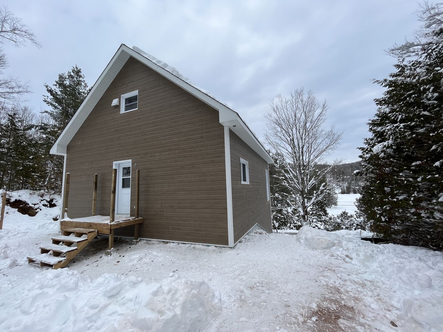 Fachada frontal de un proyecto de tipo Viviendas unifamiliares cerca de Gatineau (Outaouais) por Dsconstruction