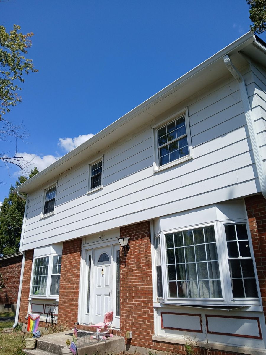 Fachada frontal de un proyecto de tipo Canalones cerca de Lexington por Bluegrass Rain Gutters