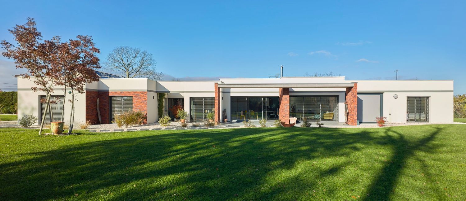 Fachada frontal de un proyecto de tipo Viviendas unifamiliares cerca de Saona y Loira (71) por Naos Atelier d’Architecture