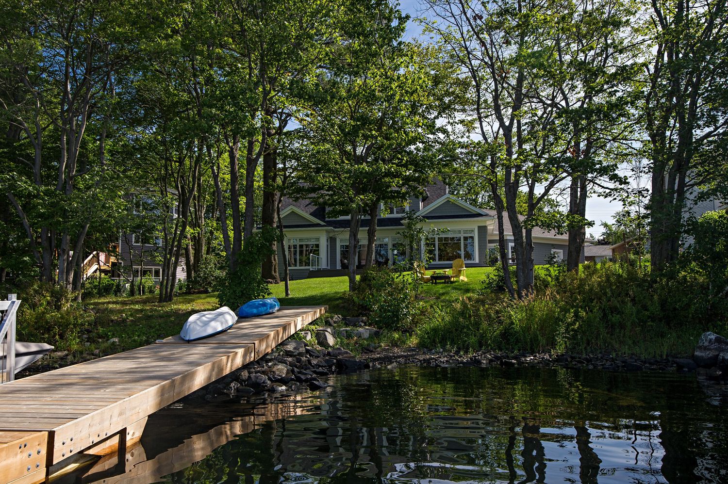Patio trasero de un proyecto de tipo Casas Prefabricadas y modulares cerca de Halifax por Sawlor Built Homes