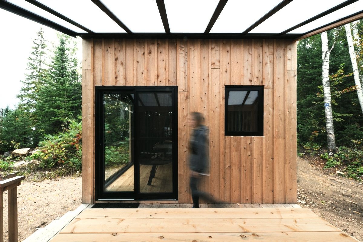 Terraza y balcón de un proyecto de tipo Mini casas cerca de Gatineau (Outaouais) por Atelier L'Abri