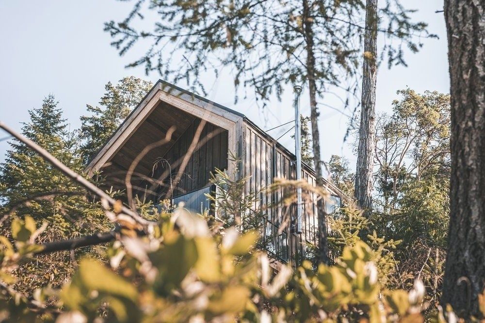Façade avant d'un projet de Maisons usinées et modulaires près de Victoria de PrefabHAUS - Prefab Finders