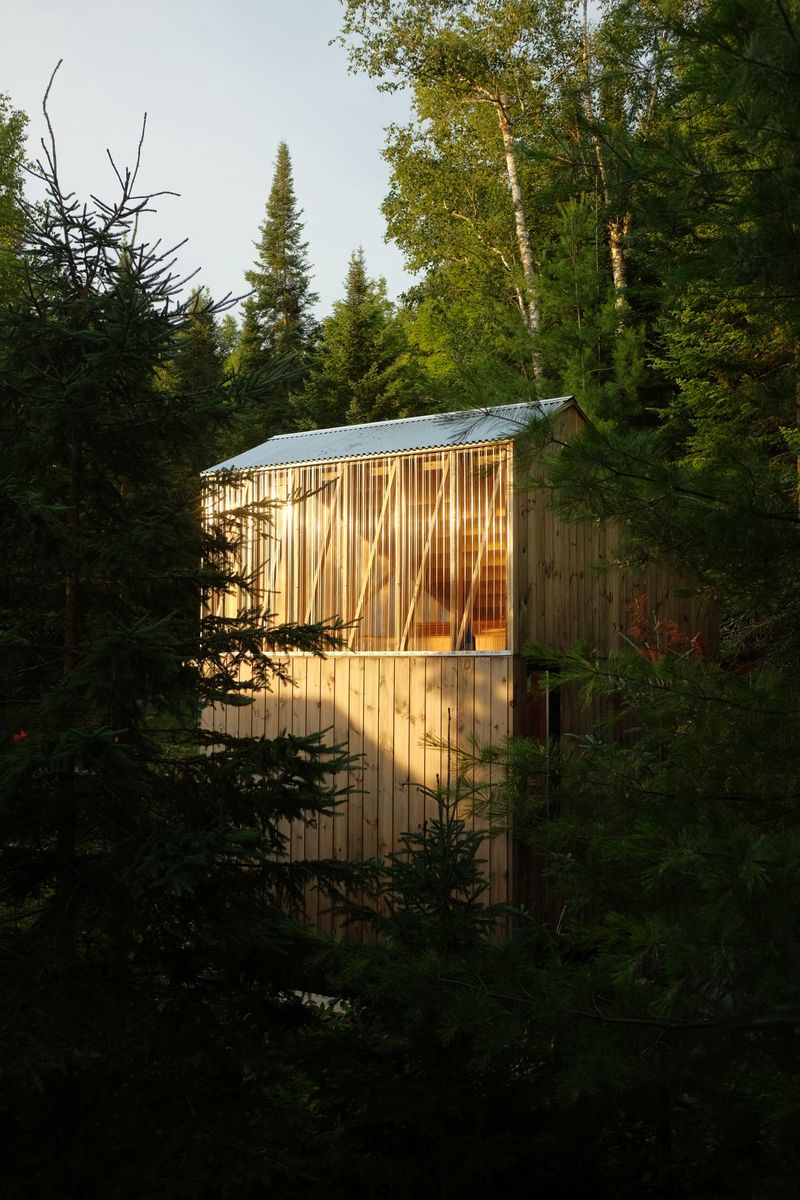 Façade avant d'un projet de Mini et micro-maisons près de Gatineau (Outaouais) de Atelier Schleiss Architectes