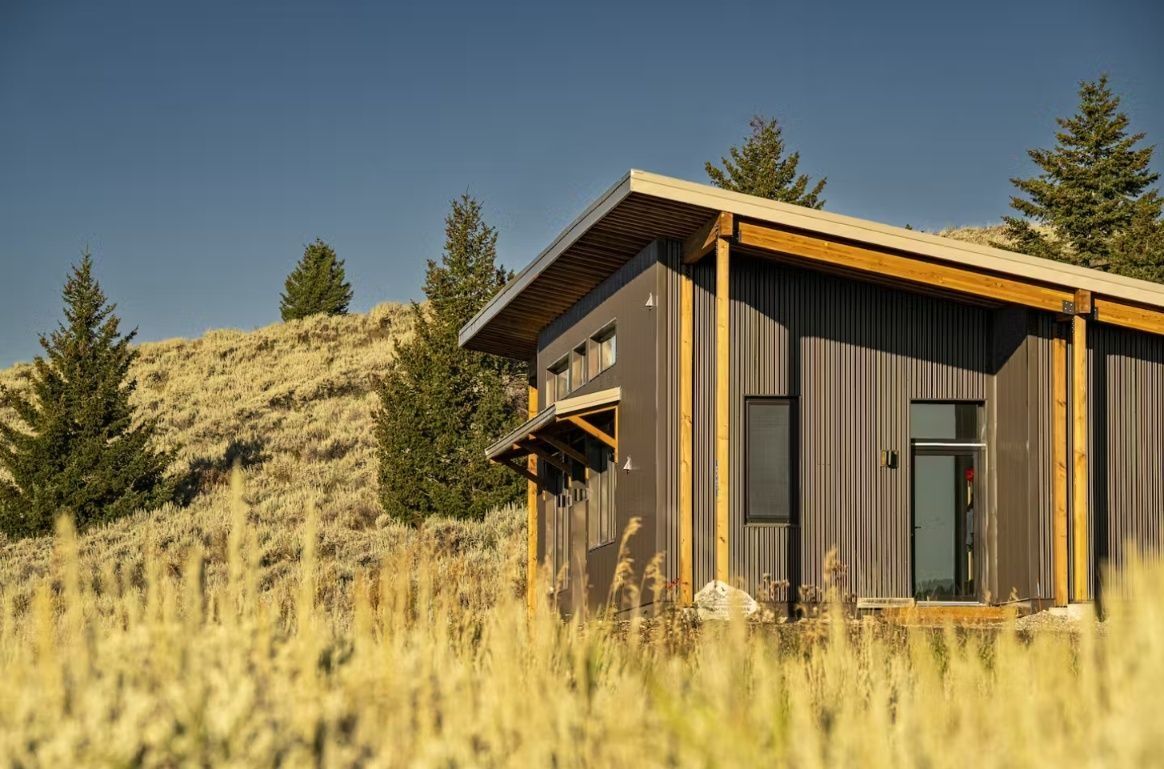 Finition extérieur d'un projet de Maisons usinées et modulaires près de Bozeman de PrefabHAUS - Prefab Finders