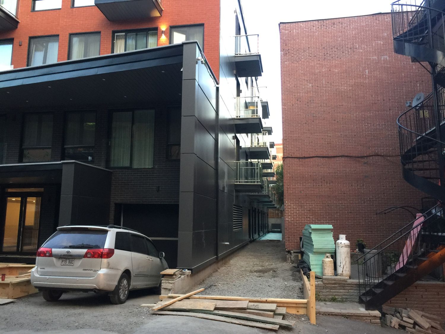 Travaux - Extérieur d'un projet de Condos et logements près de Montréal/Laval/Longueuil (Grand Montréal) de construction F Gagné et fils inc