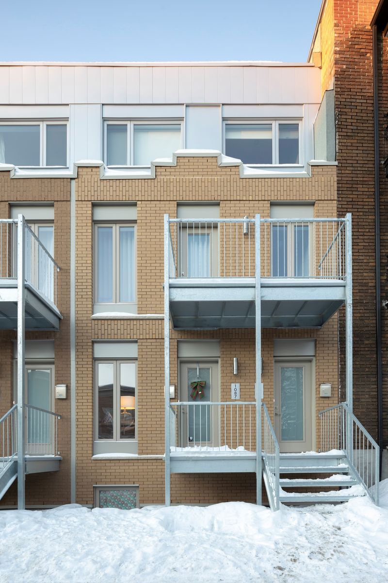 Fachada frontal de un proyecto de tipo Edificios de departamentos y rascacielos cerca de Ciudad de Quebec - Lévis por Quinzhee Architecture