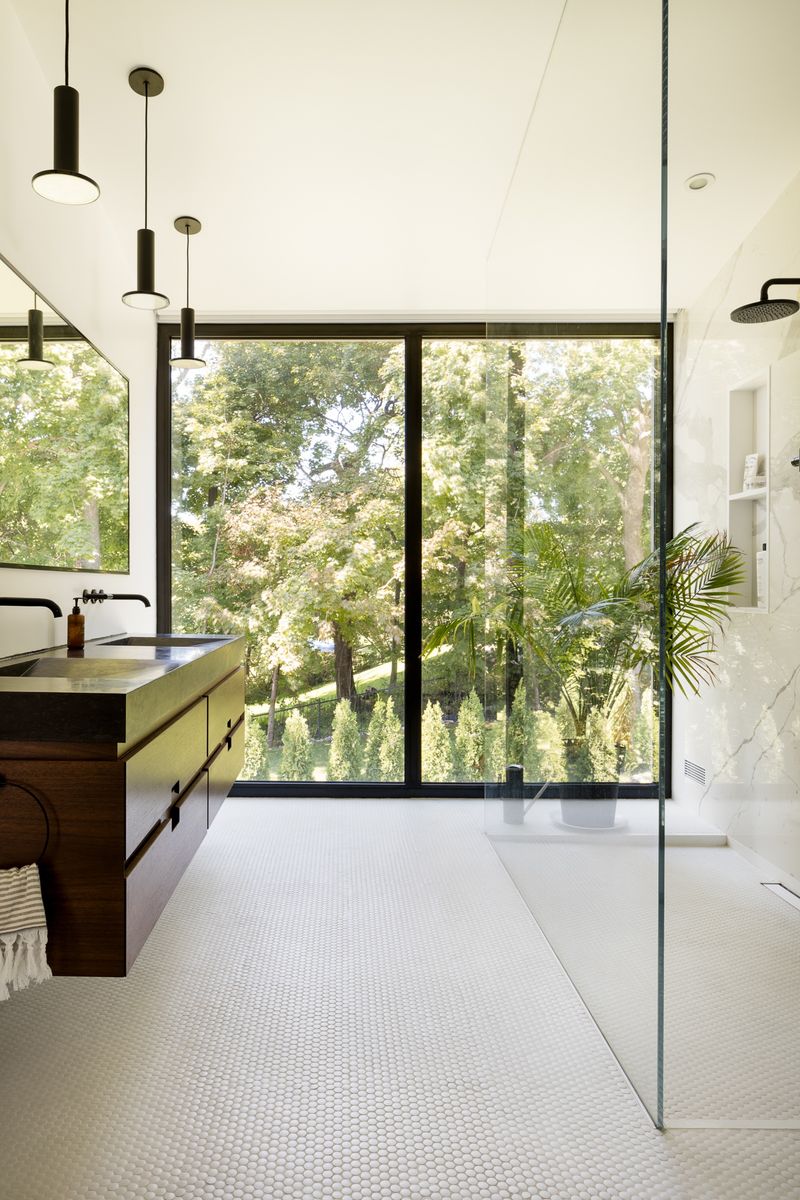 Baño completo de un proyecto de tipo Ampliaciones del hogar cerca de Montreal (Gran Montreal) por GHOCHE ARCHITECTE
