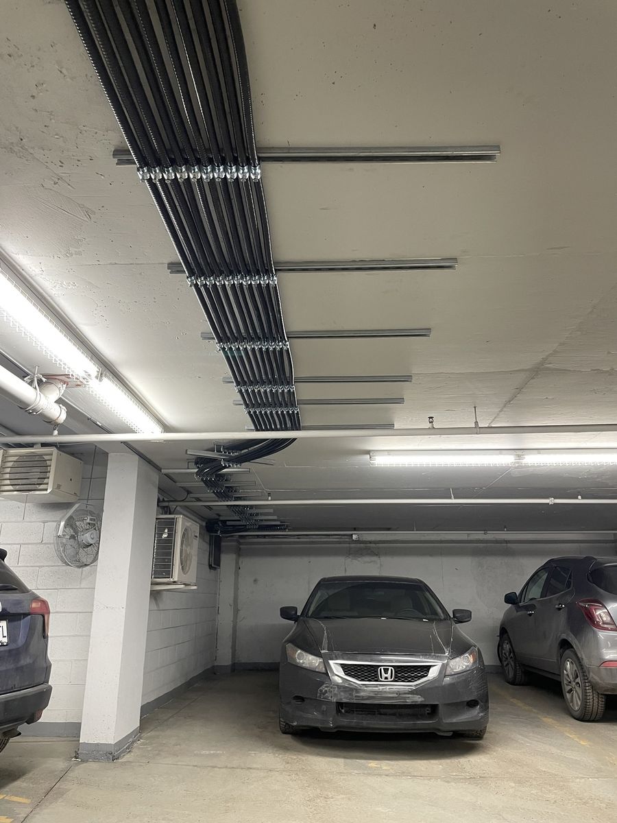 Garage et cabanon d'un projet de Borne de recharge pour véhicules électriques près de Montréal/Laval/Longueuil (Grand Montréal) de GCD ÉNERGIE INC