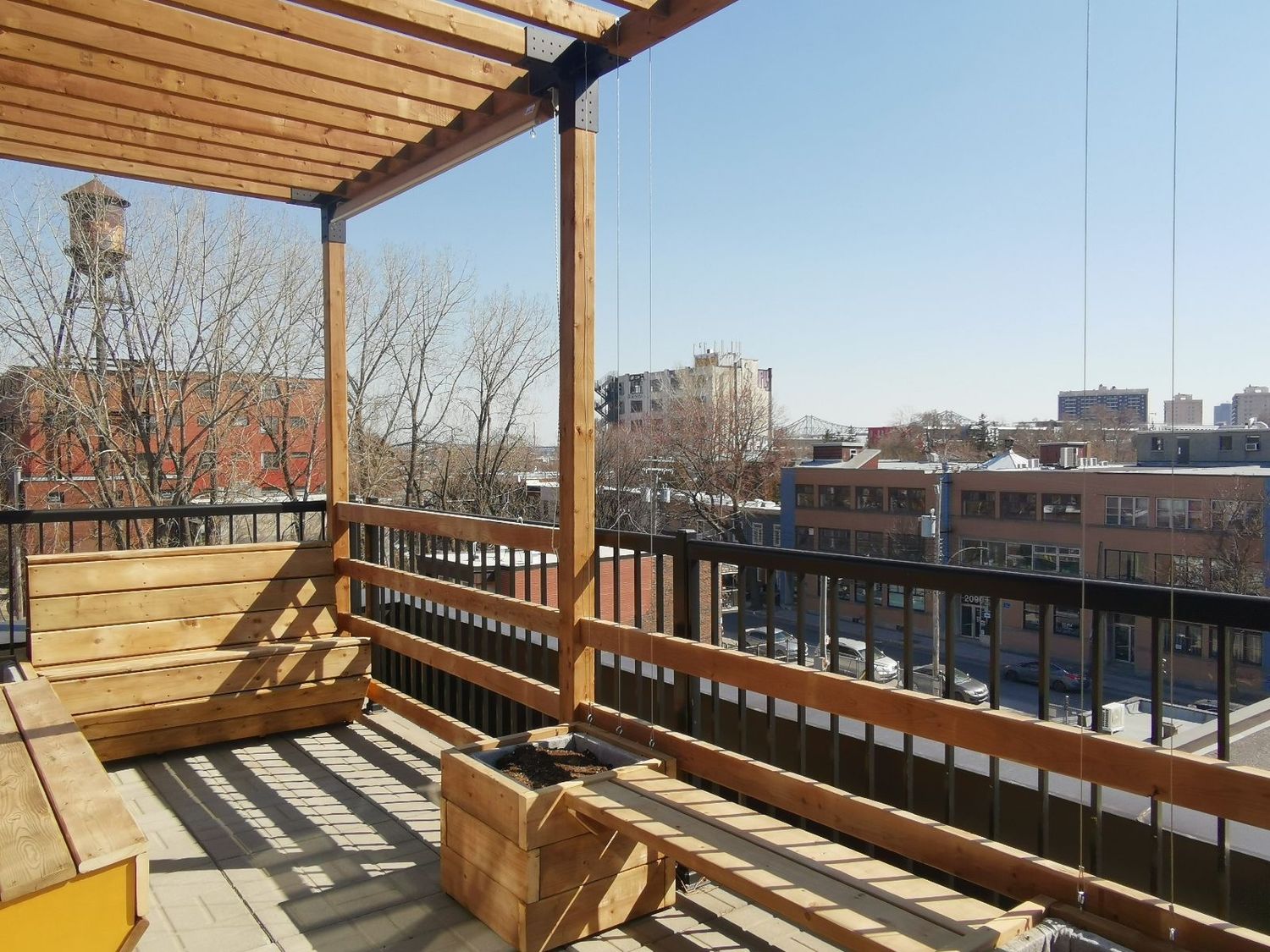 Terrasse et balcon d'un projet de Toitures près de Montréal/Laval/Longueuil (Grand Montréal) de La Ligne Verte : Toit vert inc.