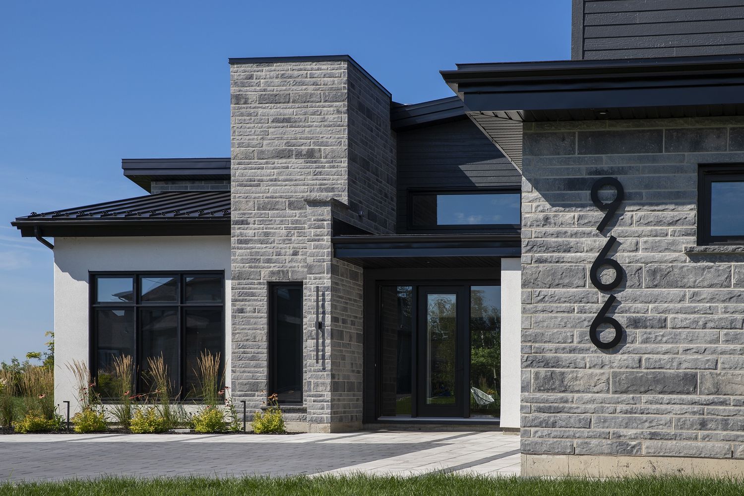 Pórtico y entrada de un proyecto de tipo Viviendas unifamiliares cerca de Drummondville (Centre-du-Québec) por Construction Thibodeau