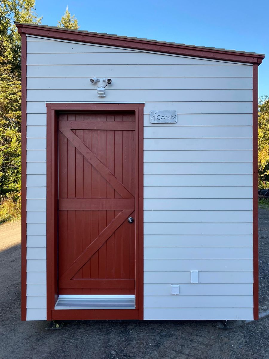 Garaje y cobertizo de un proyecto de tipo Mini casas cerca de Gaspésie - Îles-de-la-Madeleine por CAMM Construction