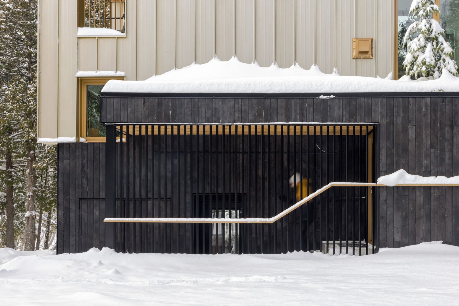 Fachada frontal de un proyecto de tipo Ampliaciones del hogar cerca de Trois-Rivières (Mauricie) por Quinzhee Architecture