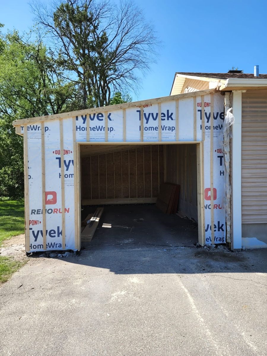 Construcción de exteriores de casas de un proyecto de tipo Garajes cerca de Montreal (Gran Montreal) por J E Construction