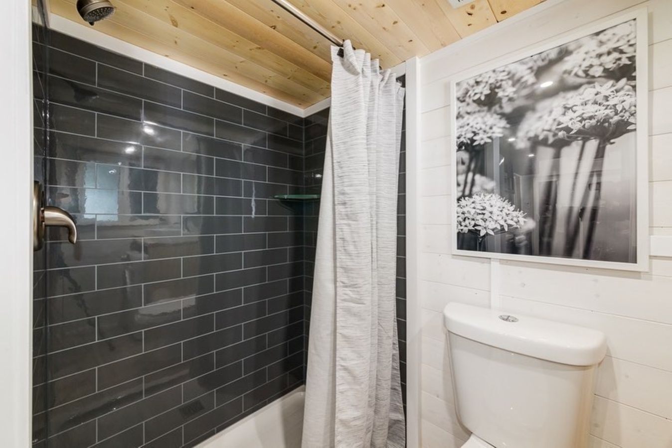 Salle de bain d'un projet de Mini et micro-maisons près de Calgary de ZeroSquared