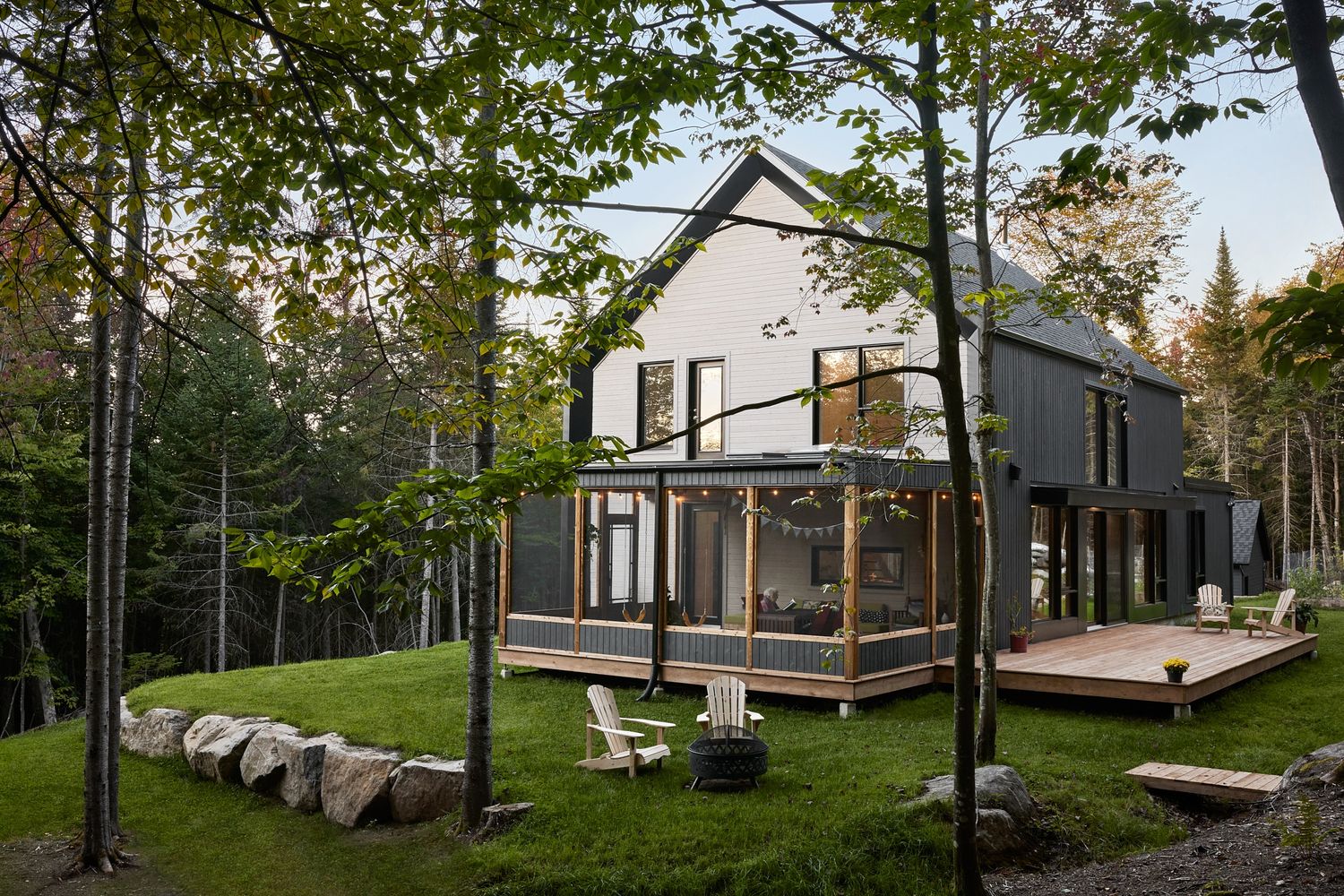 Patio trasero de un proyecto de tipo Viviendas unifamiliares cerca de Saint-Jérôme (Laurentides) por Construction Larix Inc.