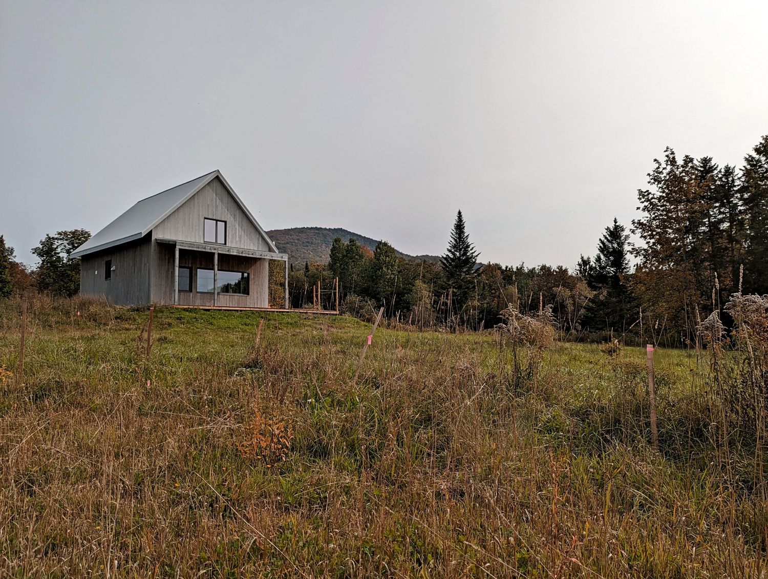 Façade avant d'un projet de Maisons unifamiliales près de Granby/Bromont/Cowansville (Estrie) de ÉcoNovation