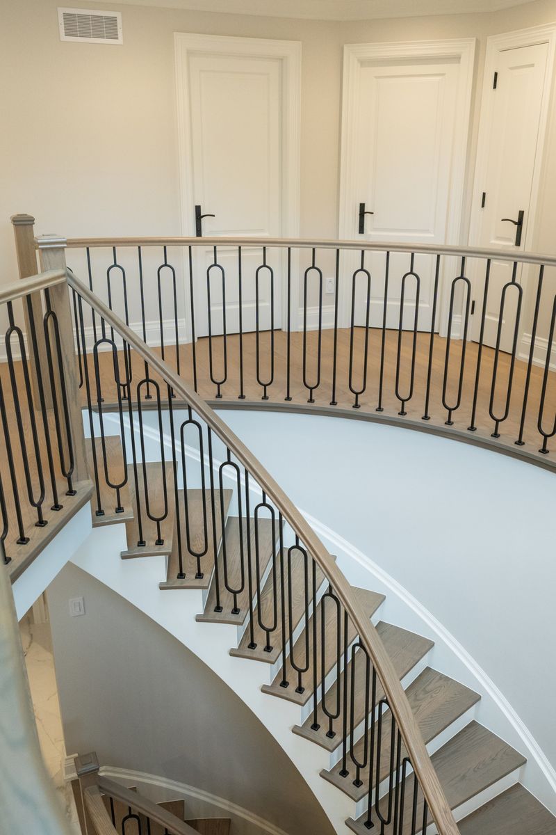 Escaliers d'un projet de Maisons unifamiliales près de Toronto (Grand Toronto) de Avvio Fine Homes