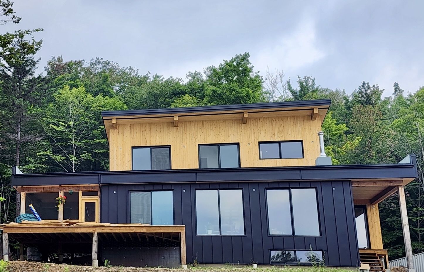 Fachada frontal de un proyecto de tipo Viviendas unifamiliares cerca de Montreal (Gran Montreal) por Toundra construction