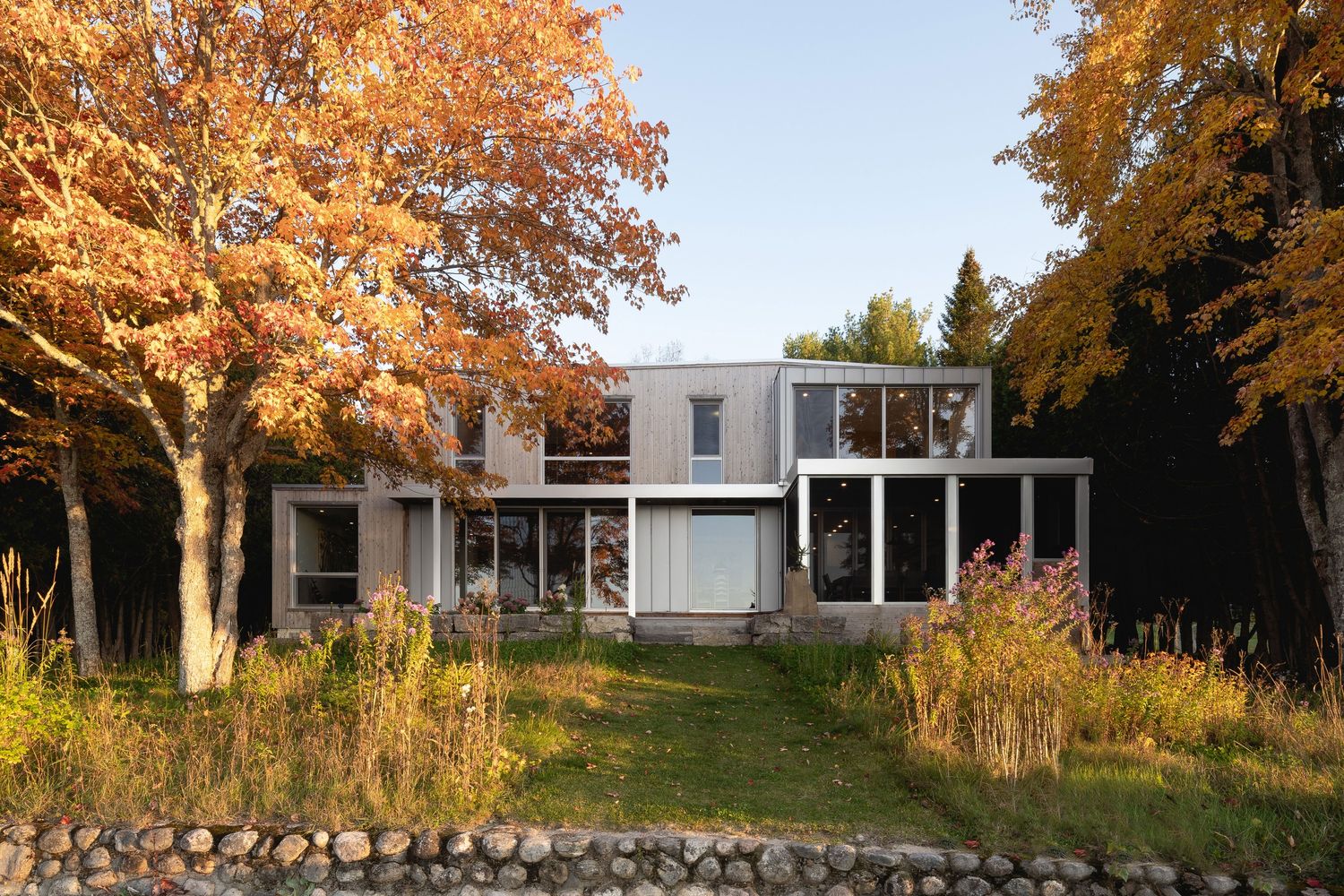 Façade avant d'un projet de Maisons unifamiliales près de Gatineau (Outaouais) de Atelier L'Abri