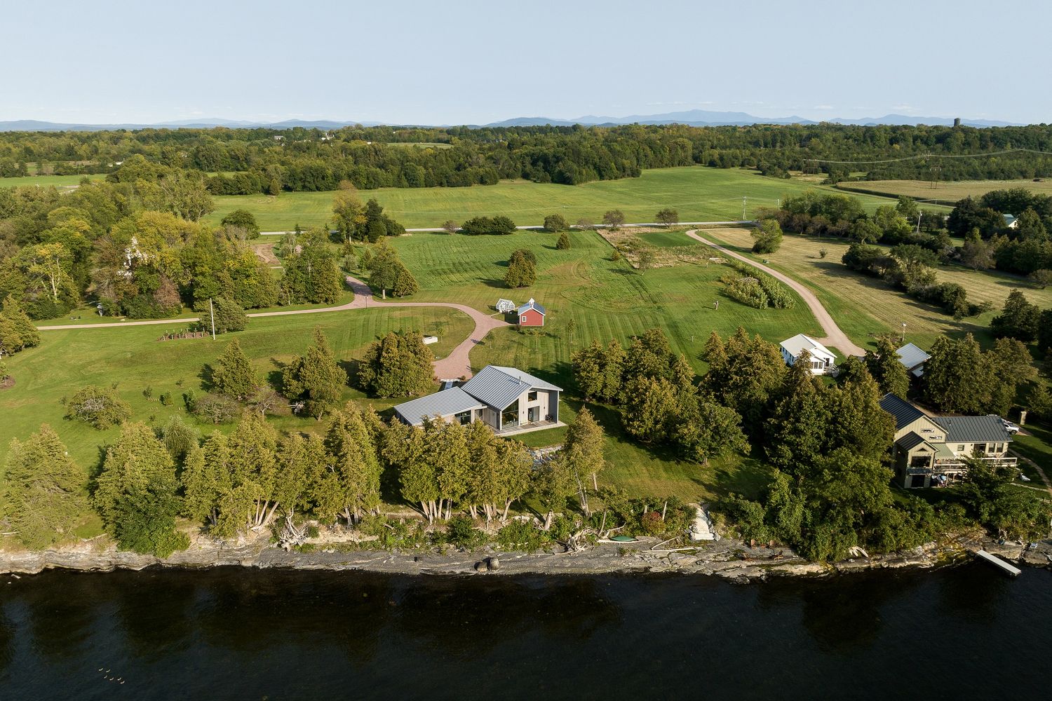Vista aérea de un proyecto de tipo Viviendas unifamiliares cerca de Burlington por Studio MMA Architects