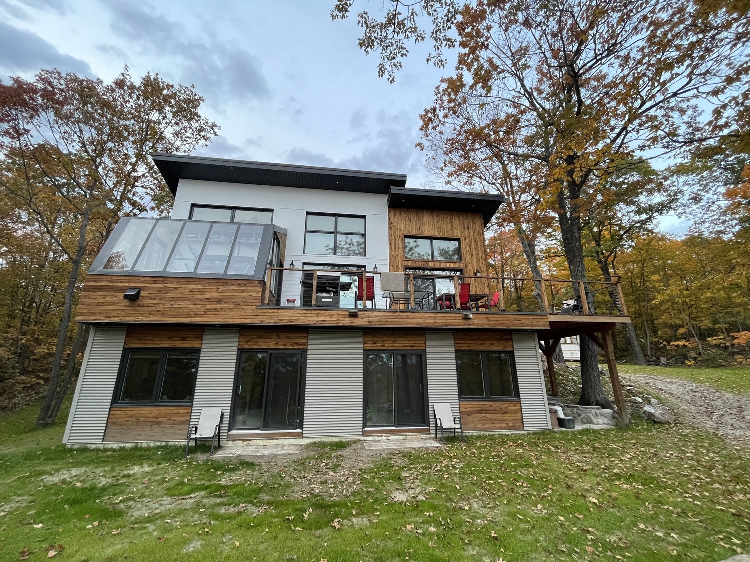 Fachada frontal de un proyecto de tipo Viviendas unifamiliares cerca de Gatineau (Outaouais) por Dsconstruction