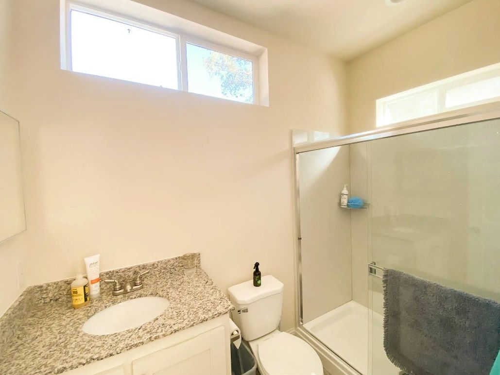 Salle de bain d'un projet de Unités d'habitation accessoires (UHA) près de Sacramento de Sonoma Manufactured Homes