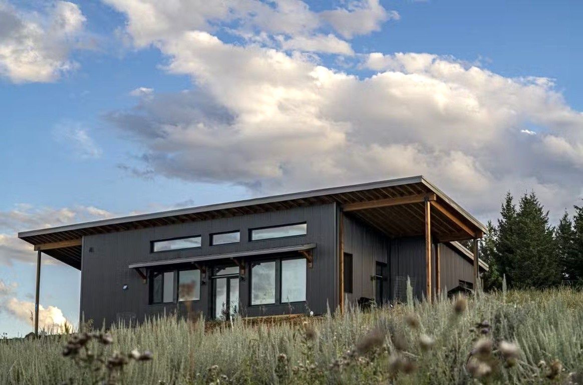 Façade avant d'un projet de Maisons usinées et modulaires près de Bozeman de PrefabHAUS - Prefab Finders