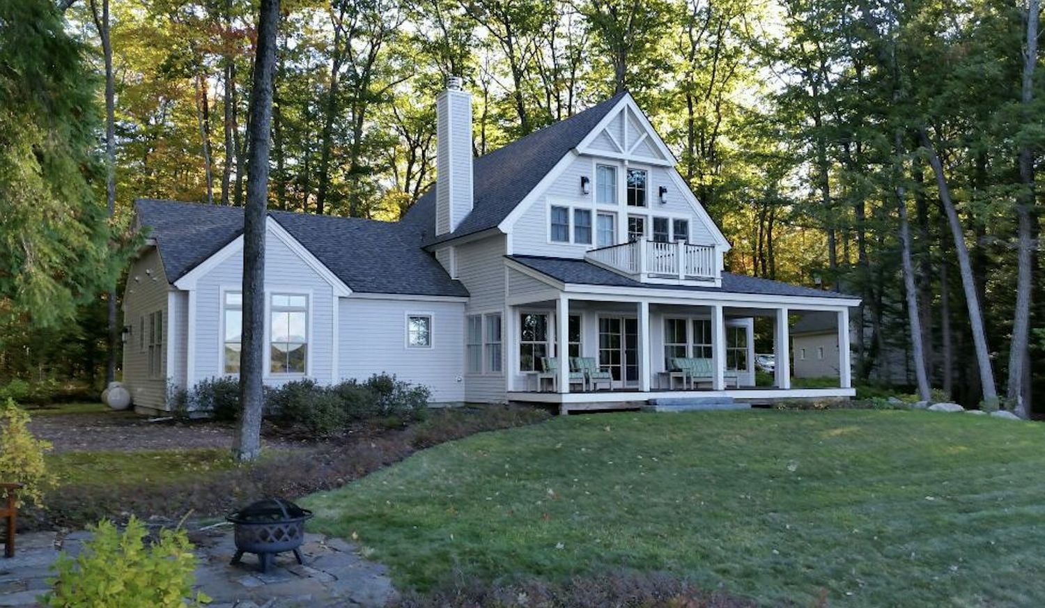 Façade avant d'un projet de Maisons unifamiliales près de Augusta - Waterville de By Design