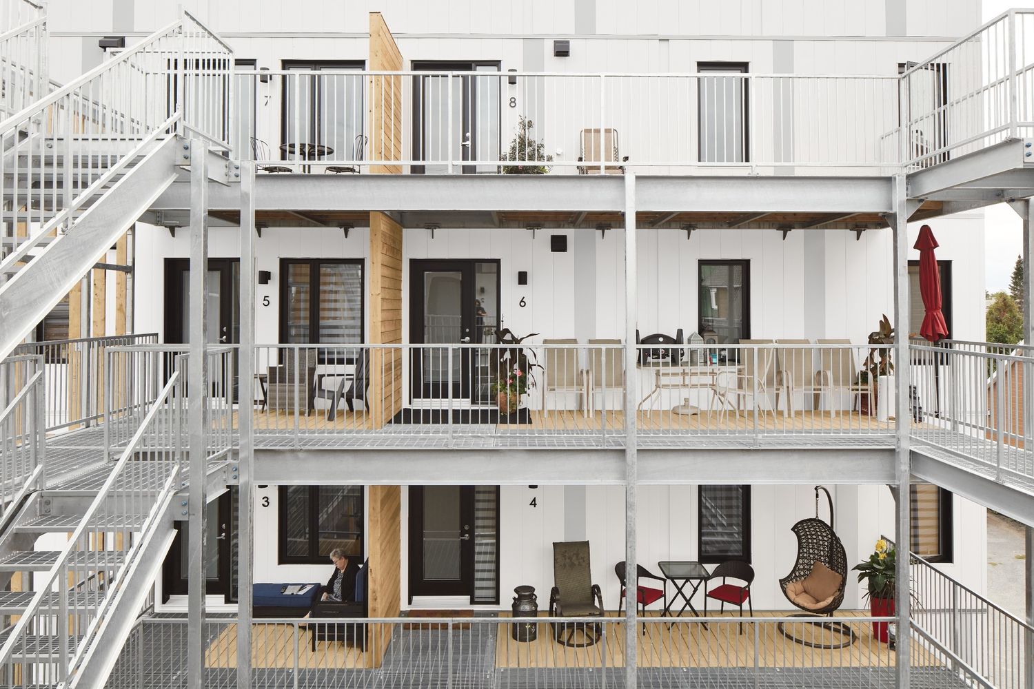 Terrasse et balcon d'un projet de Bâtiments multi-résidentiels et tours d'habitations près de Québec/Lévis (Ville de Québec) de BoON Architecture