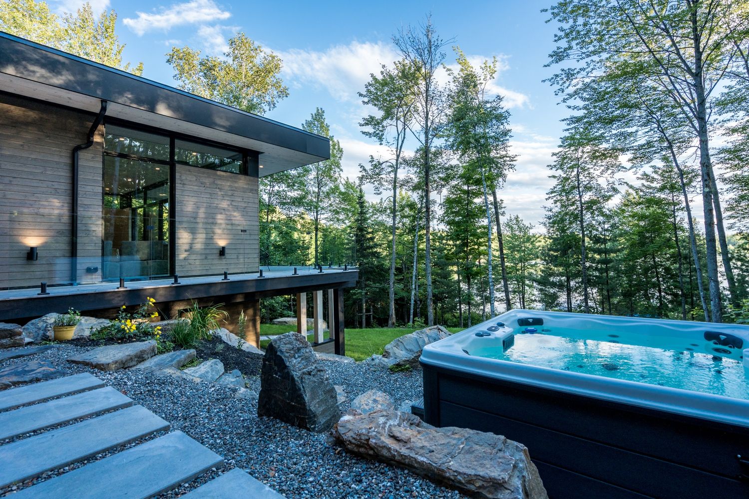 Patio trasero de un proyecto de tipo Viviendas unifamiliares cerca de Ciudad de Quebec - Lévis por Shannon Ross architecte