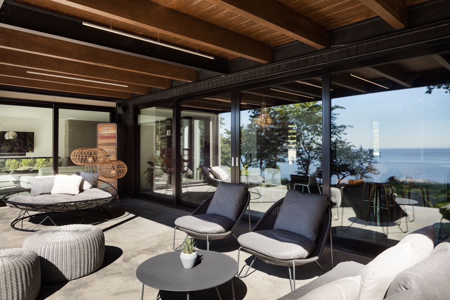 Terraza y balcón de un proyecto de tipo Ampliaciones del hogar cerca de Montreal (Gran Montreal) por GHOCHE ARCHITECTE