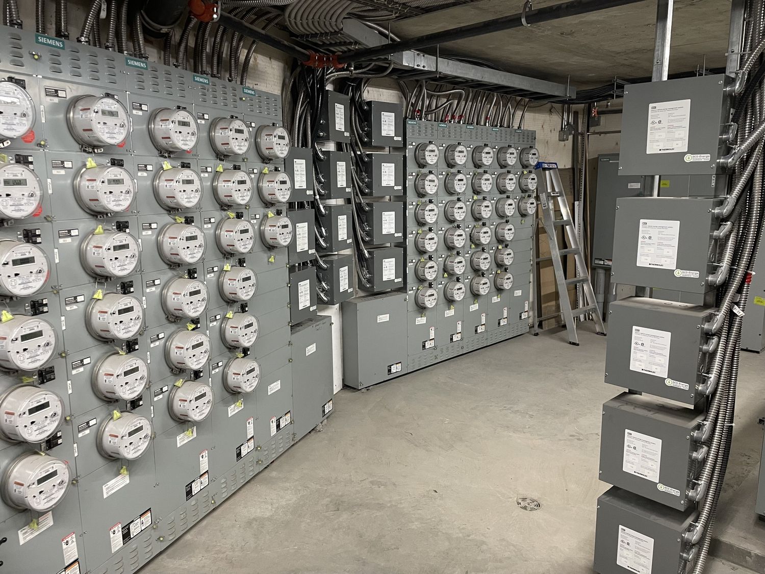 Salle mécanique d'un projet de Borne de recharge pour véhicules électriques près de Montréal/Laval/Longueuil (Grand Montréal) de GCD ÉNERGIE INC