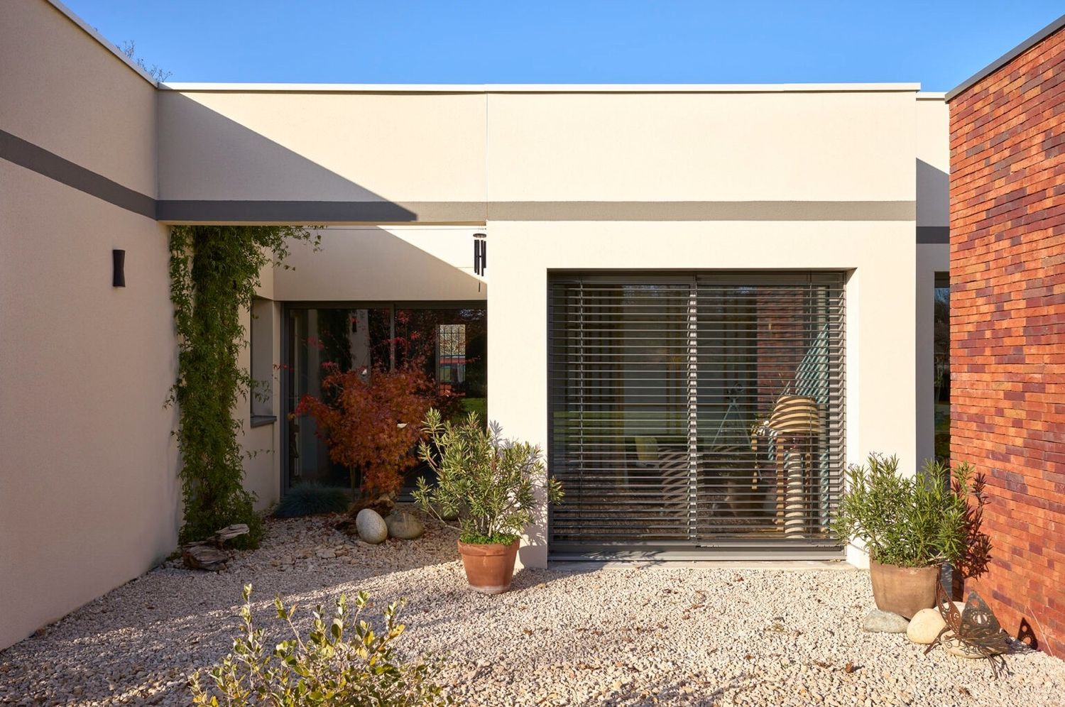 Patio y pérgola de un proyecto de tipo Viviendas unifamiliares cerca de Saona y Loira (71) por Naos Atelier d’Architecture