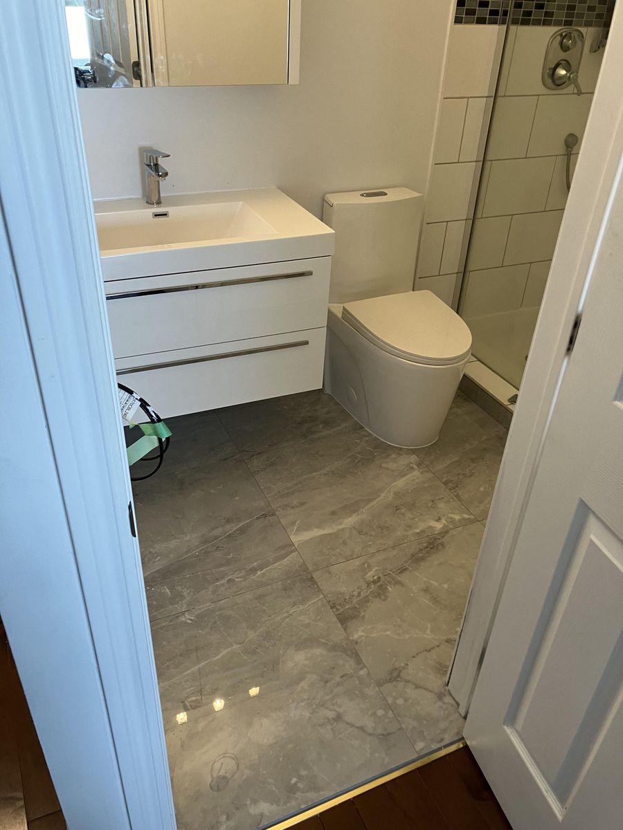 Bathroom from a Condos, apartments project near Saint-Jean-sur-Richelieu (Montérégie) by Les Entreprises EO Inc.