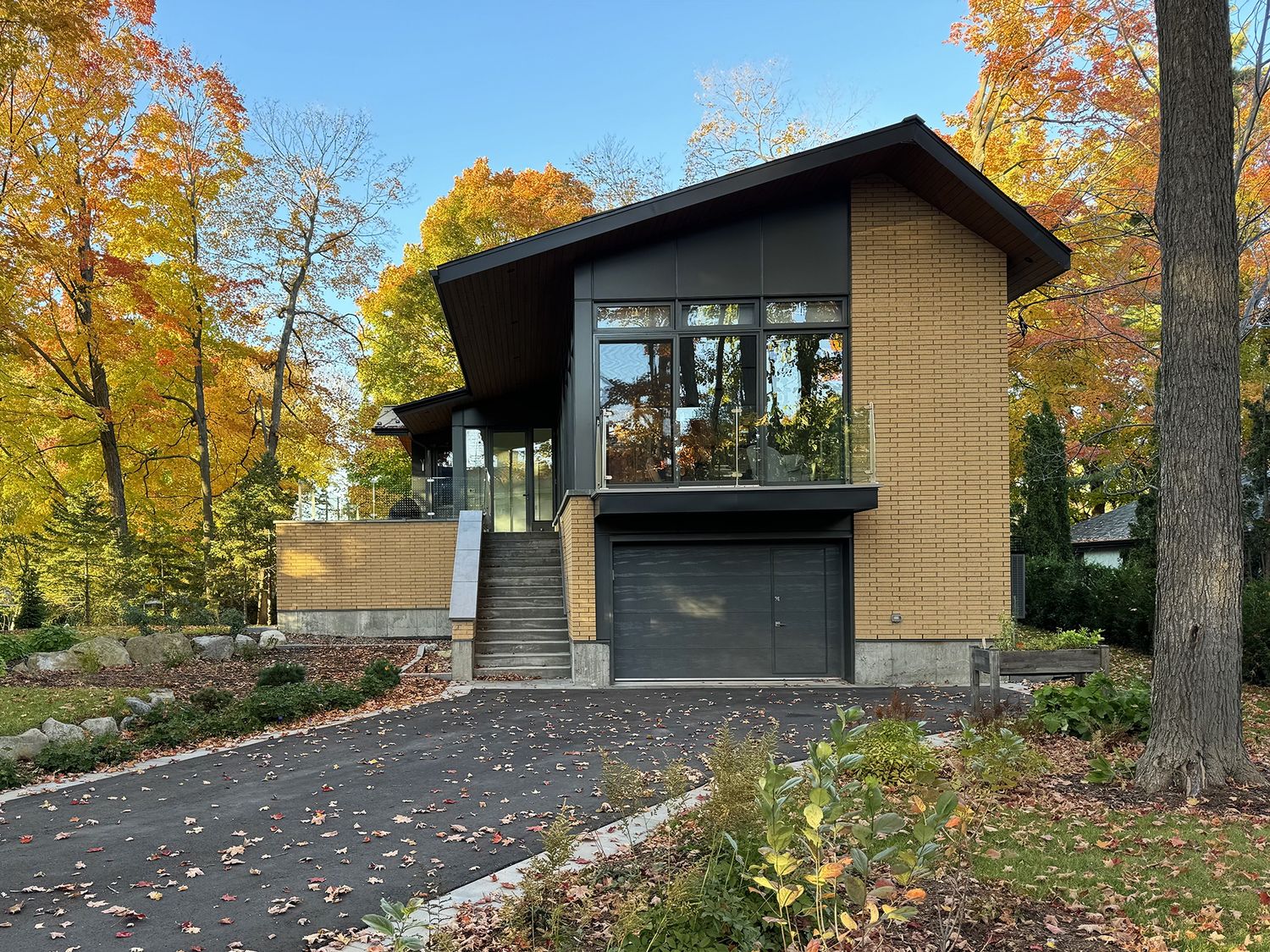 Fachada frontal de un proyecto de tipo Viviendas unifamiliares cerca de Montreal (Gran Montreal) por Studio MMA Architects