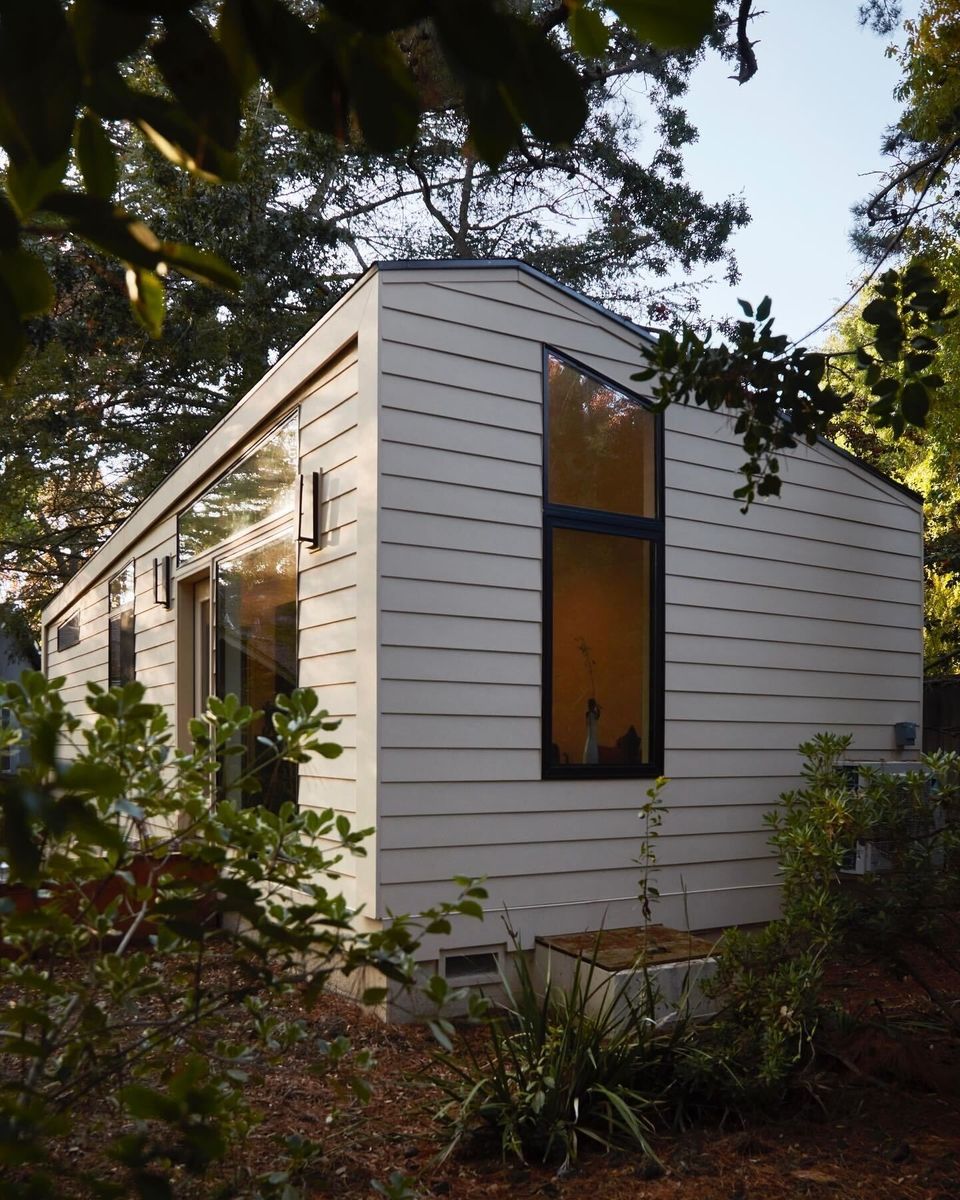 Acabado exterior de un proyecto de tipo Unidades de vivienda accesorias (ADU) cerca de Bahía de San Francisco por Abodu
