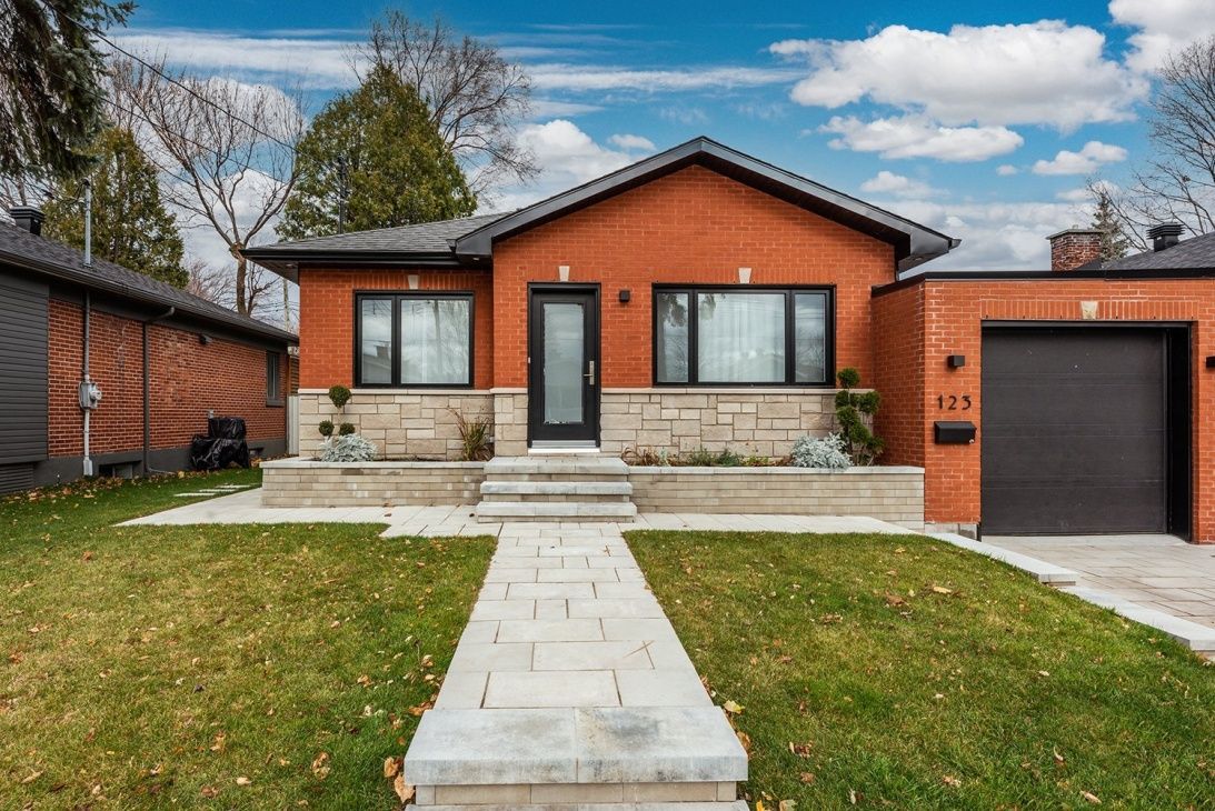 Façade avant d'un projet de Maisons unifamiliales près de Montréal/Laval/Longueuil (Grand Montréal) de psb Inc.