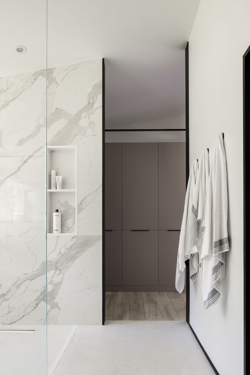 Baño completo de un proyecto de tipo Ampliaciones del hogar cerca de Montreal (Gran Montreal) por GHOCHE ARCHITECTE