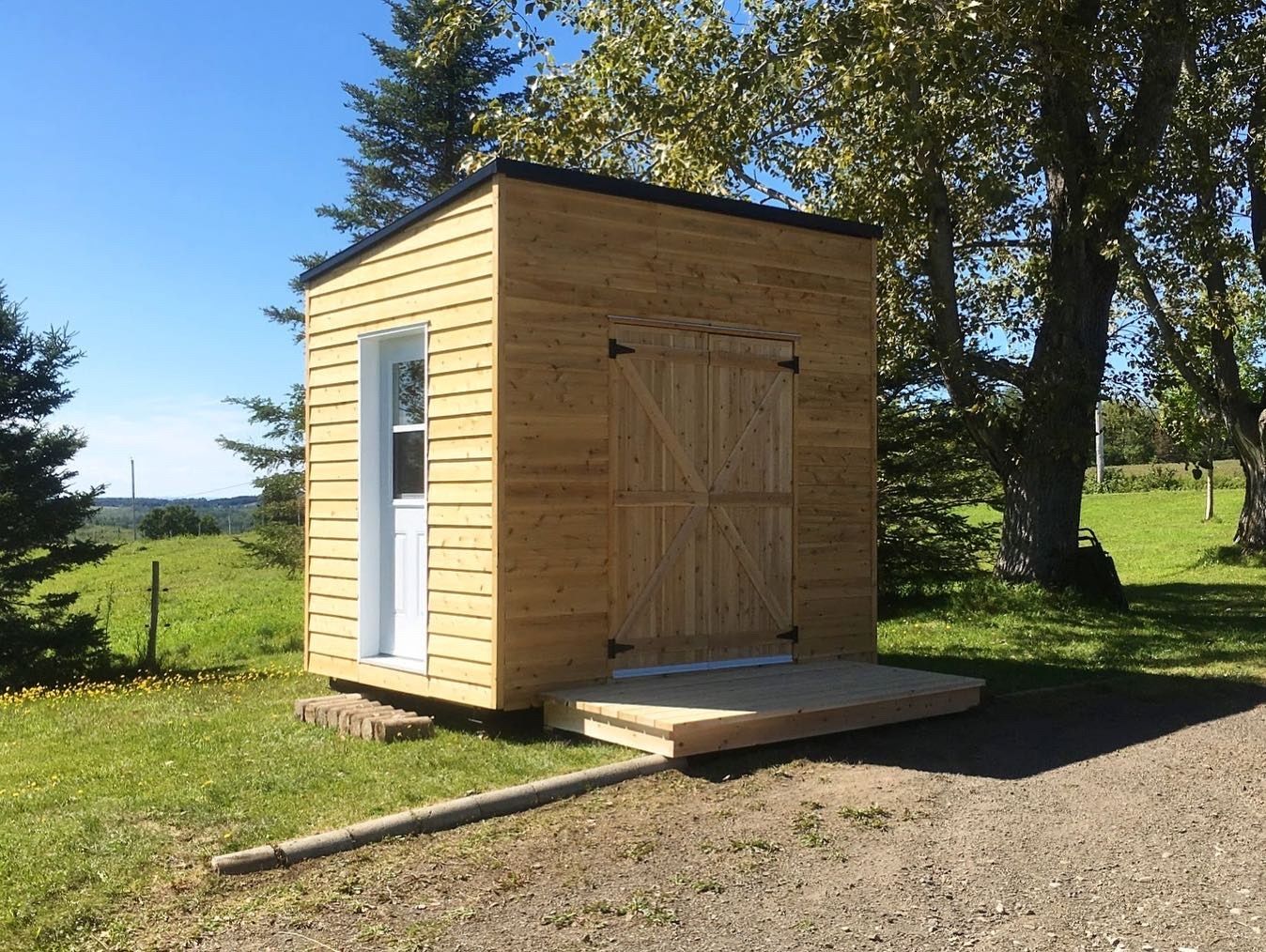 Garaje y cobertizo de un proyecto de tipo Mini casas cerca de Rimouski (Bas-Saint-Laurent) por CAMM Construction