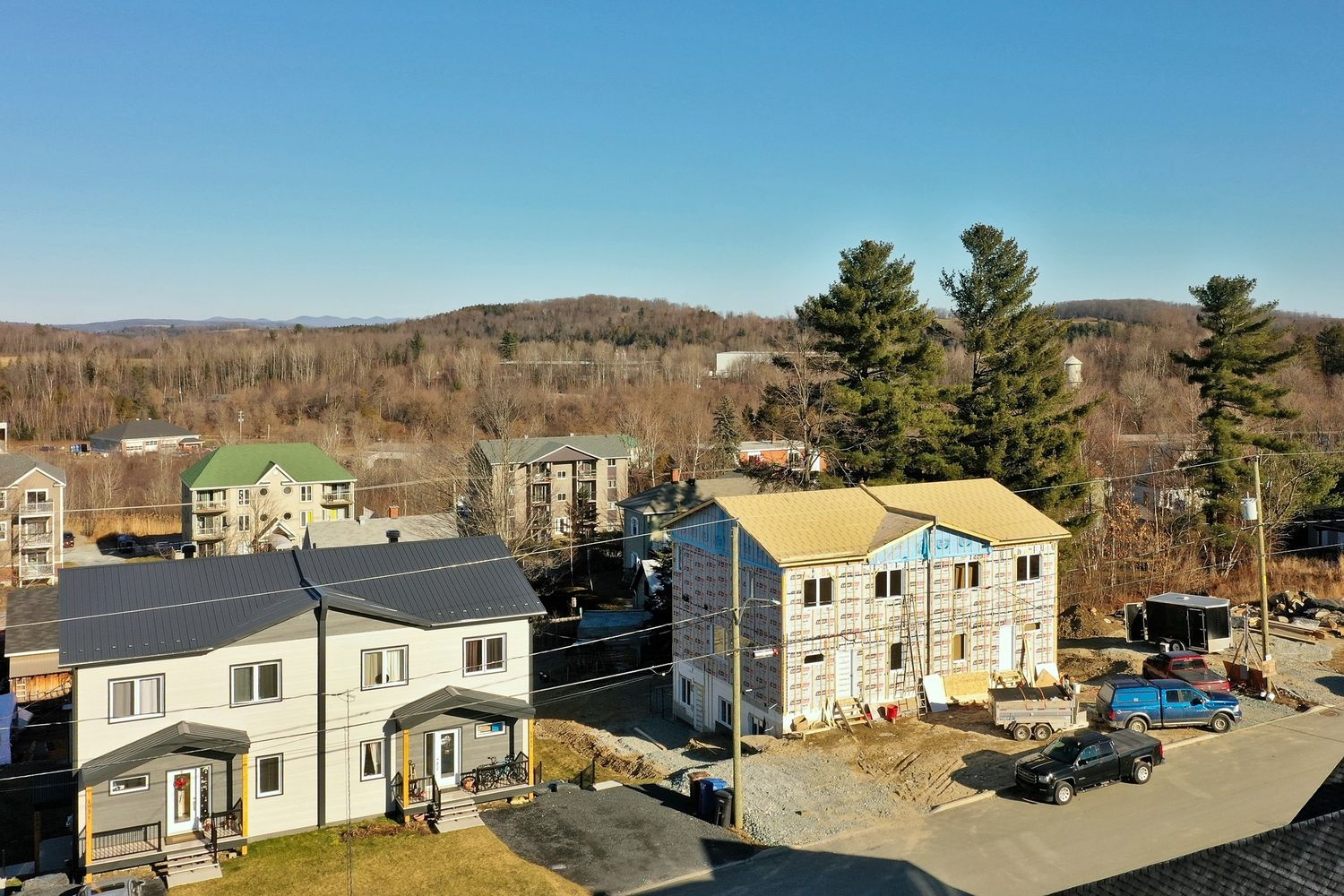 Travaux - Extérieur d'un projet de Maisons unifamiliales près de Sherbrooke (Estrie) de Claire Derome • courtière en immobilier résidentiel