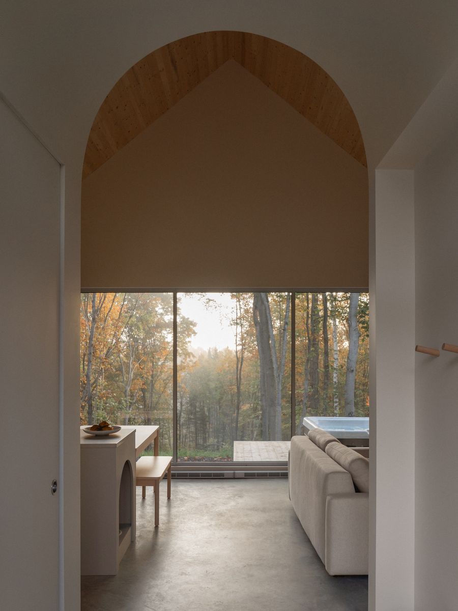 Pasillo interior de un proyecto de tipo Mini casas cerca de Saint-Jérôme (Laurentides) por Atelier L'Abri
