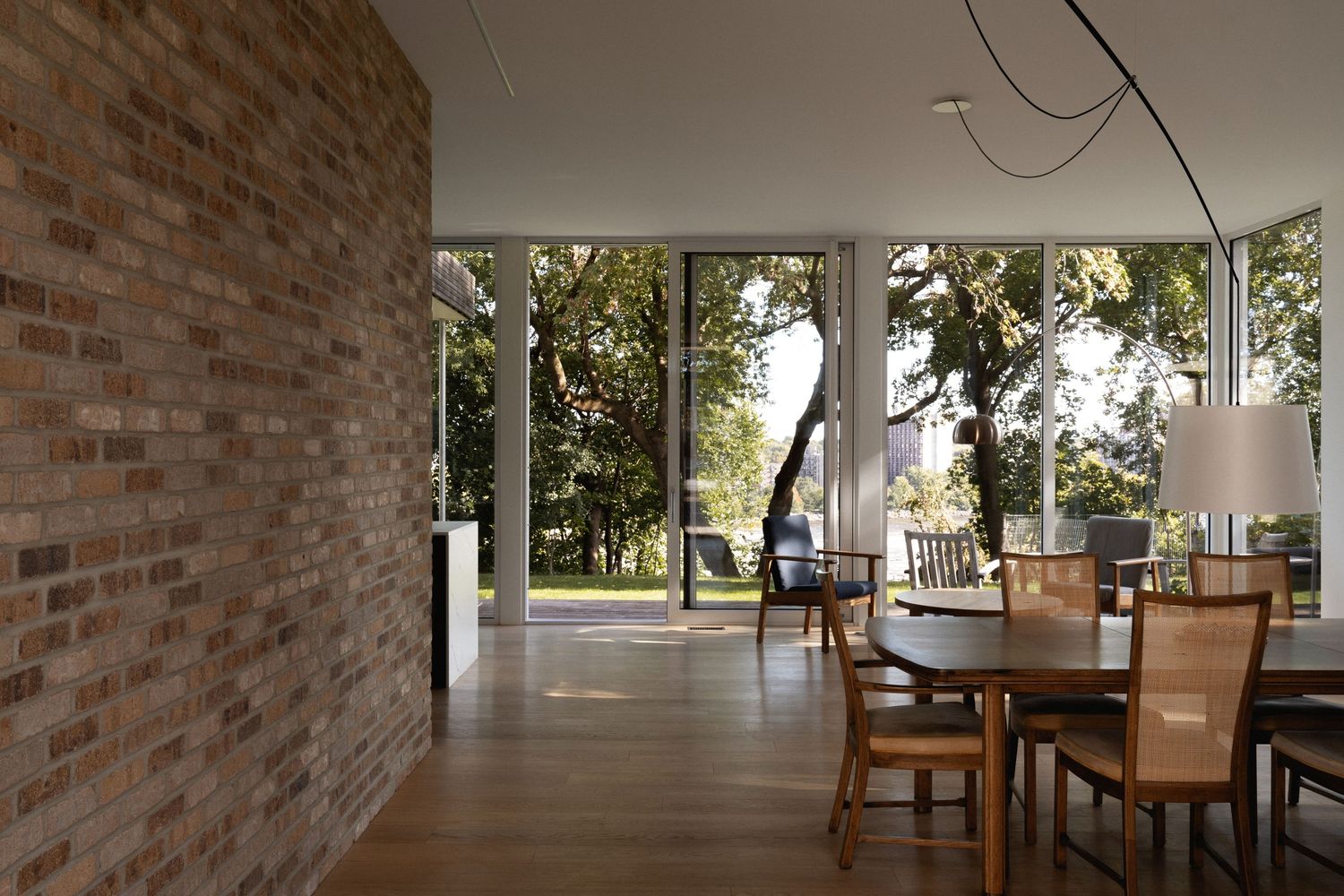 Comedor de un proyecto de tipo Viviendas unifamiliares cerca de Montreal (Gran Montreal) por Paul Bernier Architecte