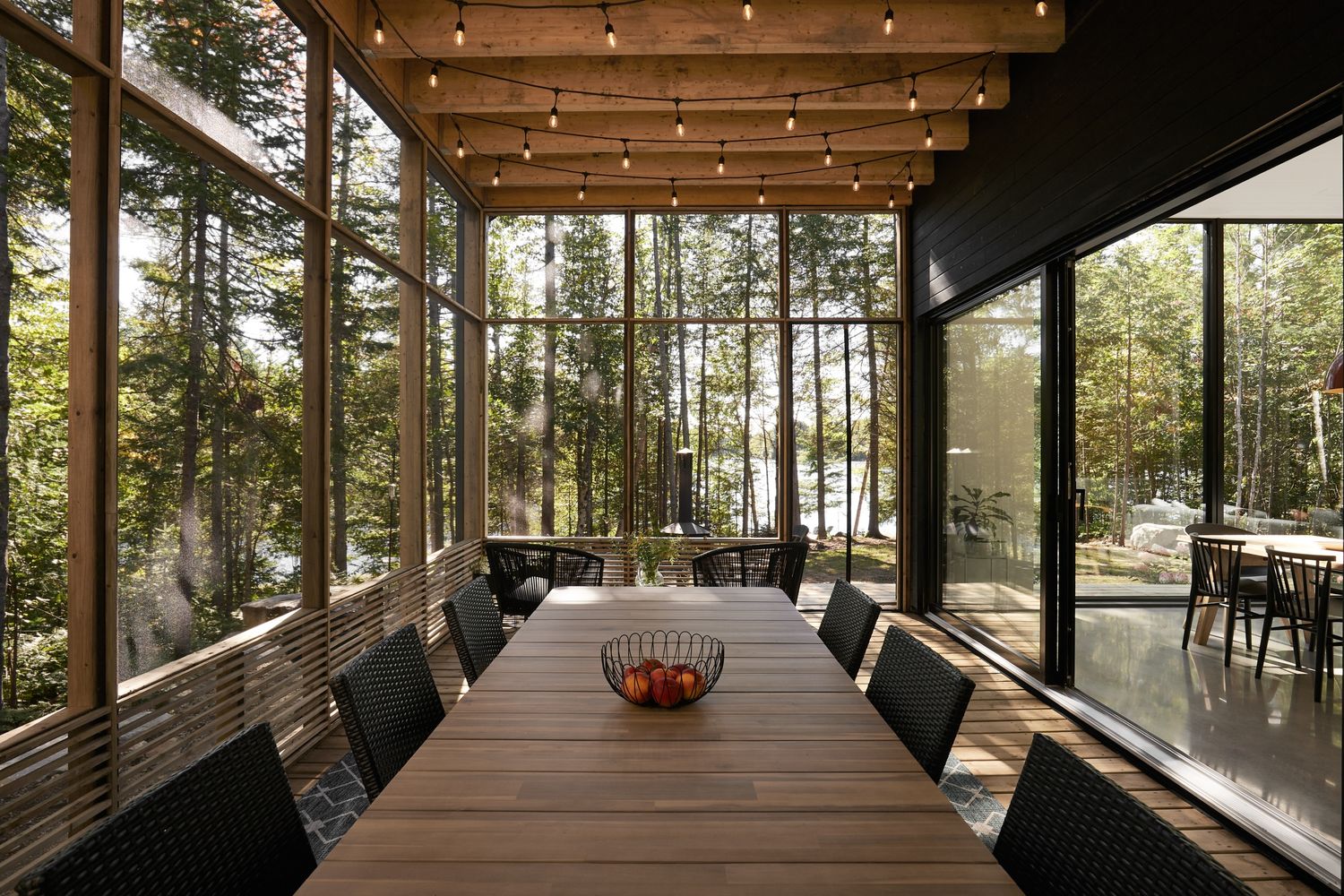 Terraza acristalada y solárium de un proyecto de tipo Viviendas unifamiliares cerca de Montreal (Gran Montreal) por GHOCHE ARCHITECTE
