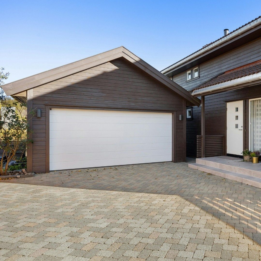 Garage et cabanon d'un projet de Portes intérieures près de Houston de Power Garage Door Inc.