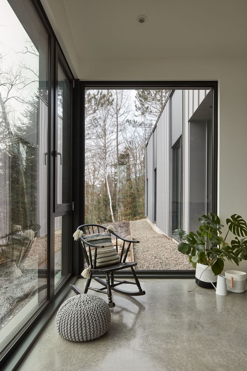 Sala de un proyecto de tipo Viviendas unifamiliares cerca de Montreal (Gran Montreal) por GHOCHE ARCHITECTE