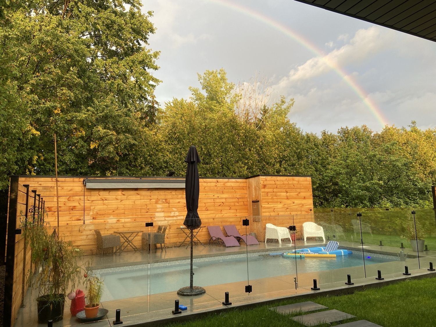 Pool & Natural Pond from a Exterior siding and cladding project near Saint-Jean-sur-Richelieu (Montérégie) by Construction Expert